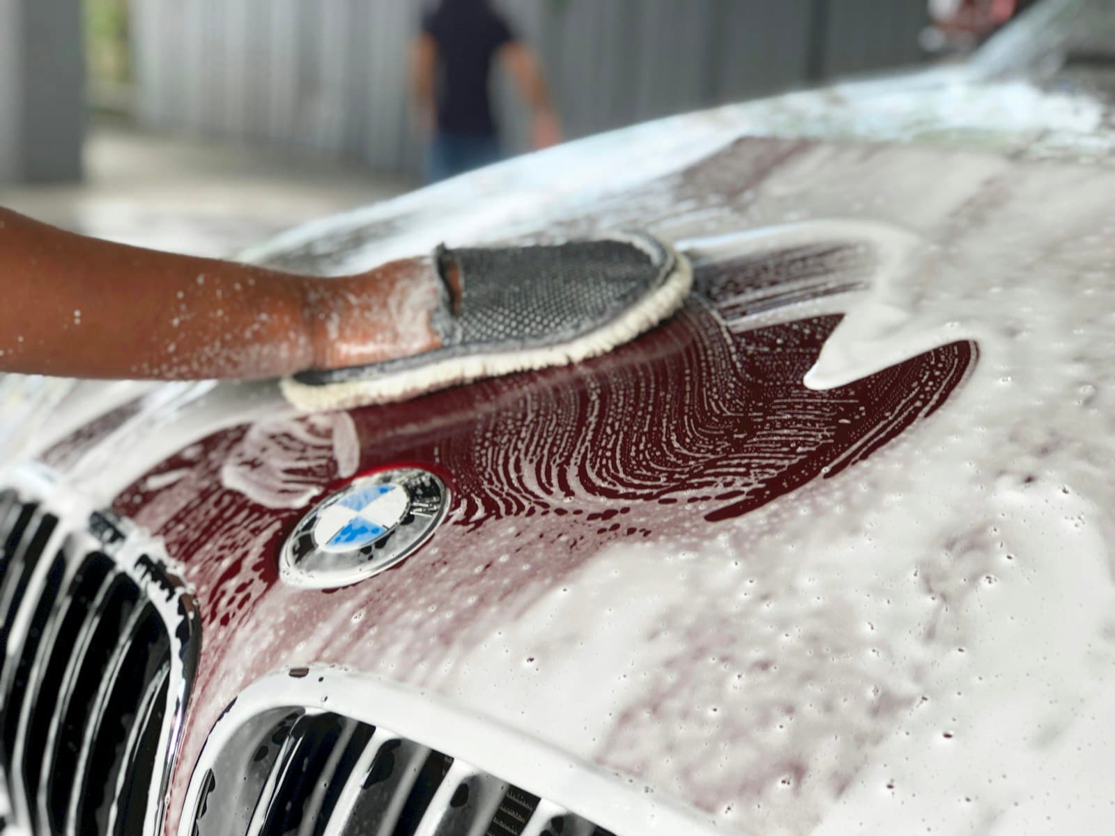 Hand wash with a wash mitt